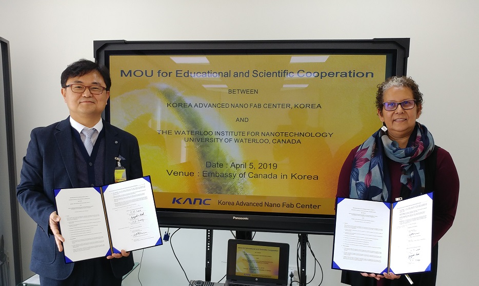 한국나노기술원 박경호 본부장(좌)과 캐나다 워터루대 Dean 부총장(우)