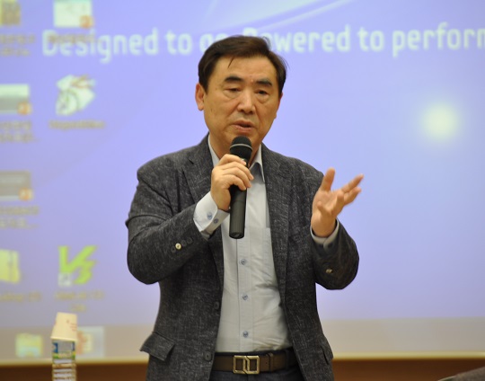 전직원조회시 원장님 사진